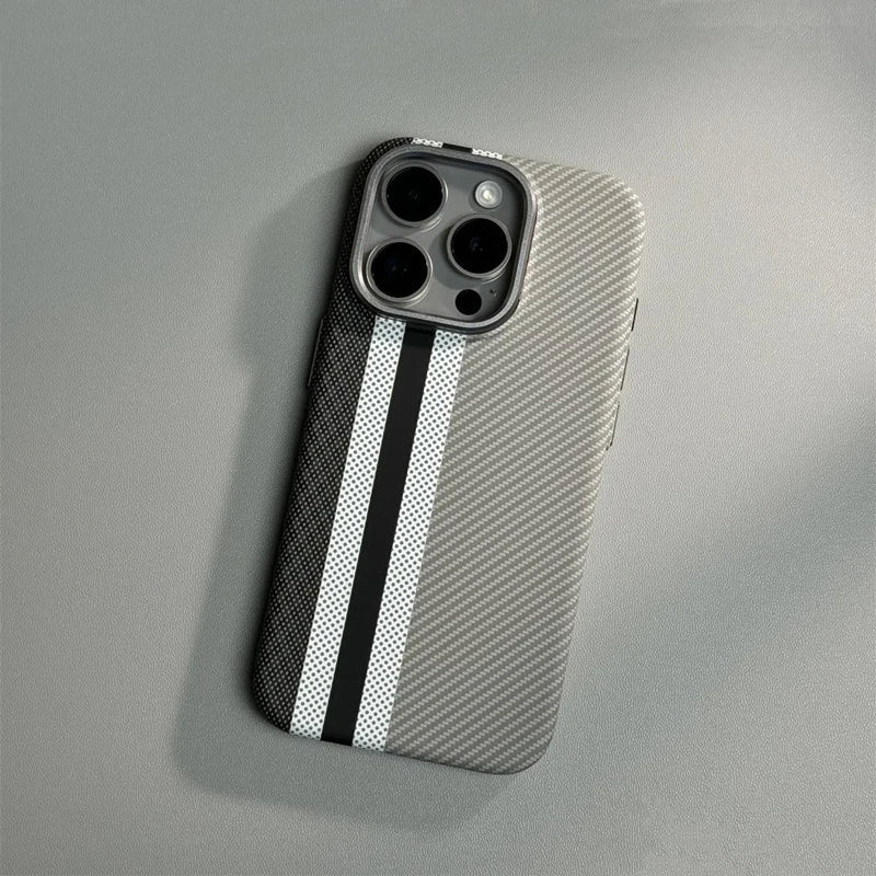 Case em fibra de carbono iPhone com carregamento MagSafe