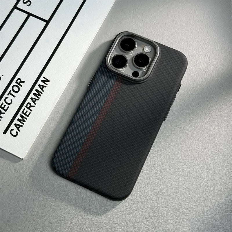 Case em fibra de carbono iPhone com carregamento MagSafe