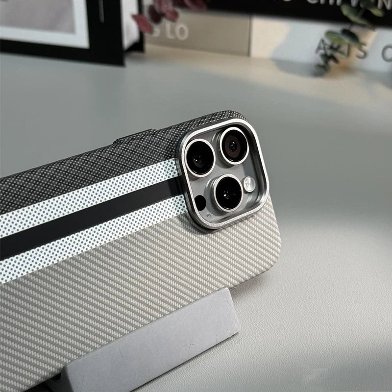 Case em fibra de carbono iPhone com carregamento MagSafe