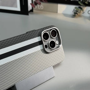 Case em fibra de carbono iPhone com carregamento MagSafe